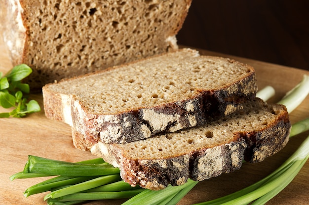 Pane nero con cipolle verdi e basilico