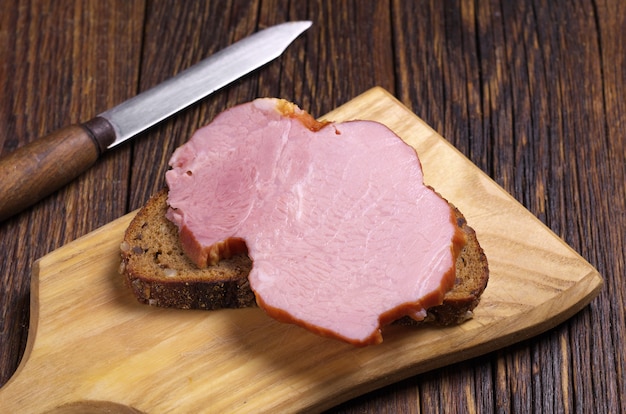 Pane nero con prosciutto sul tavolo della cucina