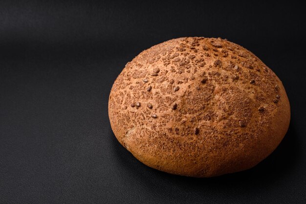 Pane nero croccante fresco con semi di sesamo e spezie