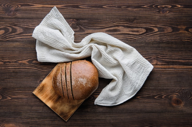 Pane nero di Rue sul tagliere