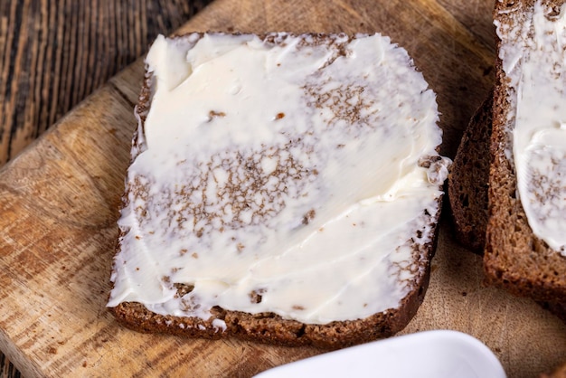 Pane nero di segale con burro