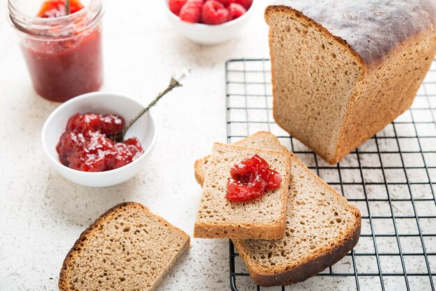 Pane nero fatto in casa con marmellata, messa a fuoco selettiva, primi piani