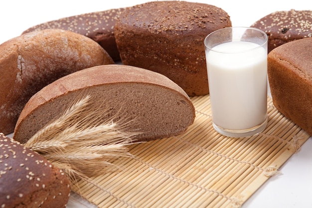 Pane nero fresco con un bicchiere di latte