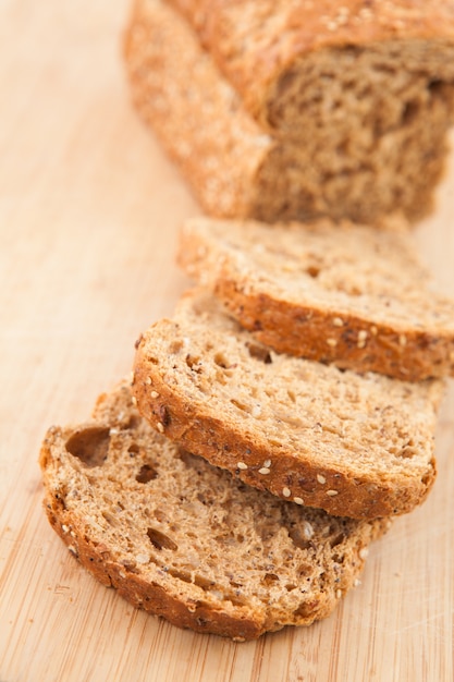 Pane nero parzialmente affettato