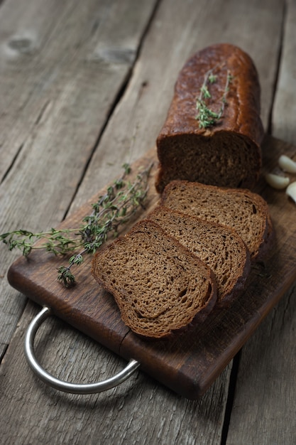 Pane nero su tavola di legno.