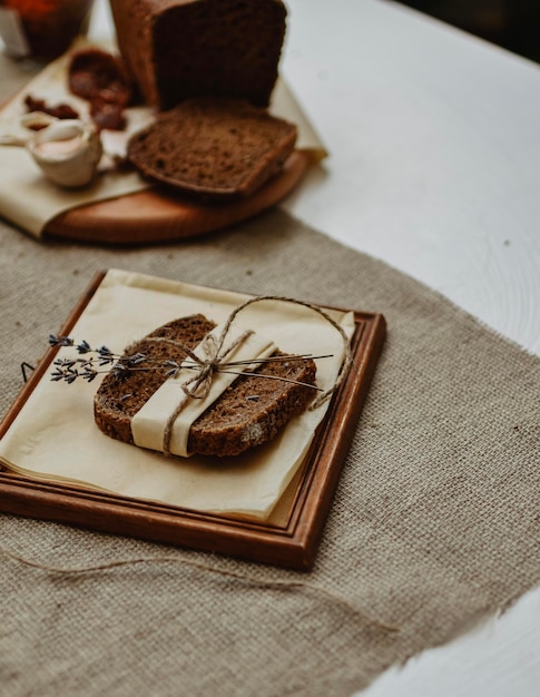 pane nero su tavola rustica