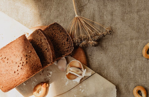 pane nero su tavola rustica