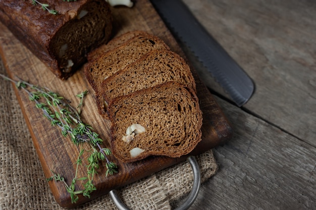 Pane nero sul tavolo di legno.