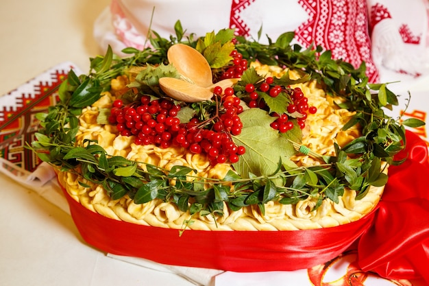 Pane nuziale decorato con frutti di bosco