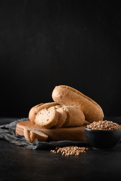 Pane o focacce di grano saraceno senza glutine su fondo nero