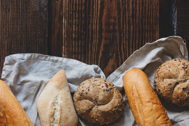 Pane, panino e baguette su un tavolo