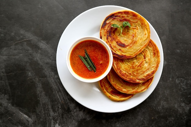 pane paratha o pane canai o roti maryam piatto preferito per la colazione servito sul piatto