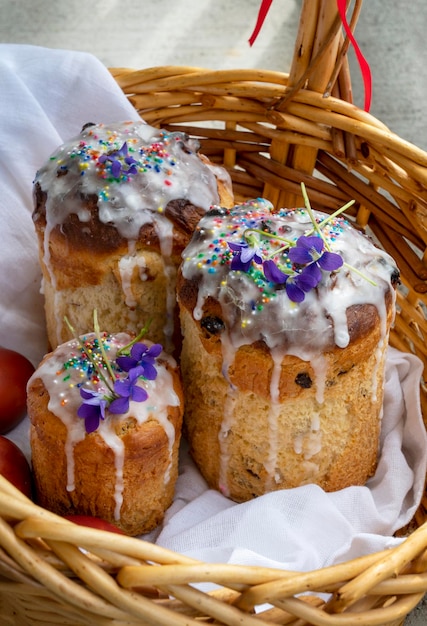 Pane pasquale con fiori in cima al cestino. Preparazione delle feste cristiane