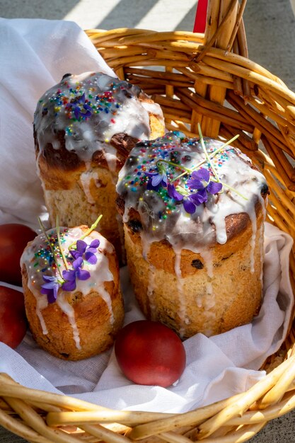 Pane pasquale con fiori in cima al cestino. Preparazione delle feste cristiane