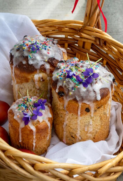 Pane pasquale con fiori in cima nel cesto Preparazione di una festa cristiana