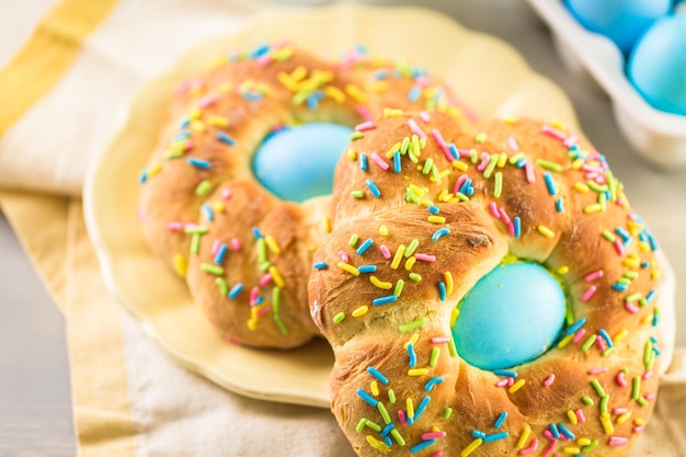 Pane pasquale italiano con uova colorate di blu e granelli.