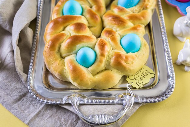 Pane pasquale italiano fatto in casa con uova blu biologiche.