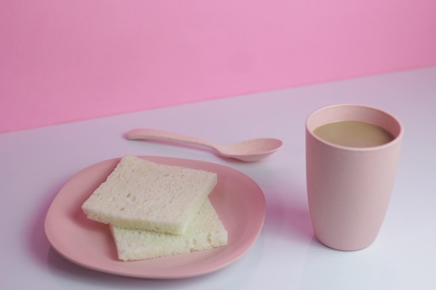 Pane per la colazione e tazza di cioccolato al latte