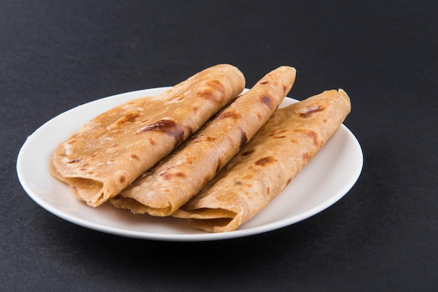 Pane piatto indiano noto come Plain Paratha o Roti servito in un quarto di piatto, fuoco selettivo