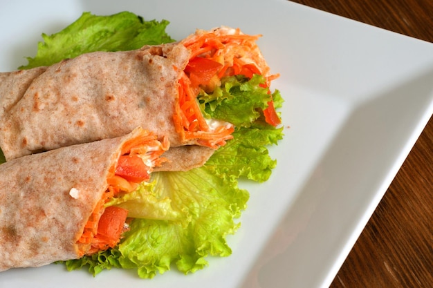 Pane pita avvolto con verdure e panna acida