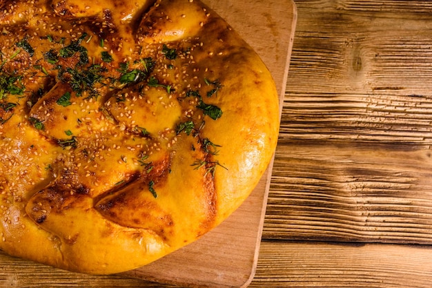 Pane pita con aglio su un tagliere di legno Vista dall'alto