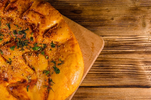 Pane pita con aglio su un tagliere di legno Vista dall'alto