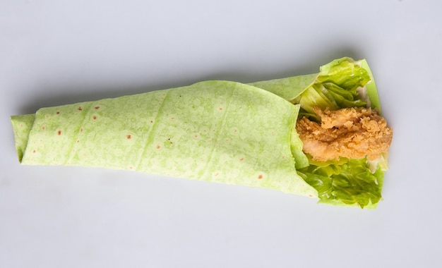 Pane pita con pollo su sfondo chiaro isolato