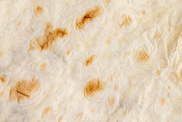 Pane pita di grano con macchie scure