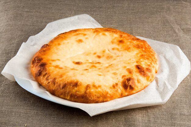 Pane pita, pizza calzone, lavash su fondo di stoffa di lino