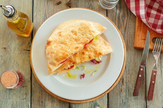 Pane pita su un piatto