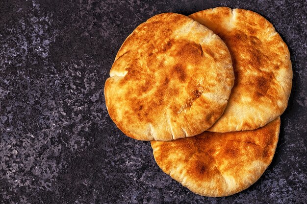 Pane pita su un tavolo scuro