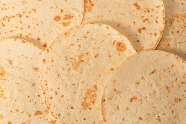 Pane pitta isolato su sfondo bianco. Vista dall'alto.