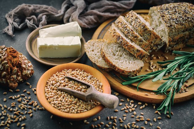 Pane prodotti sul tavolo in composizione