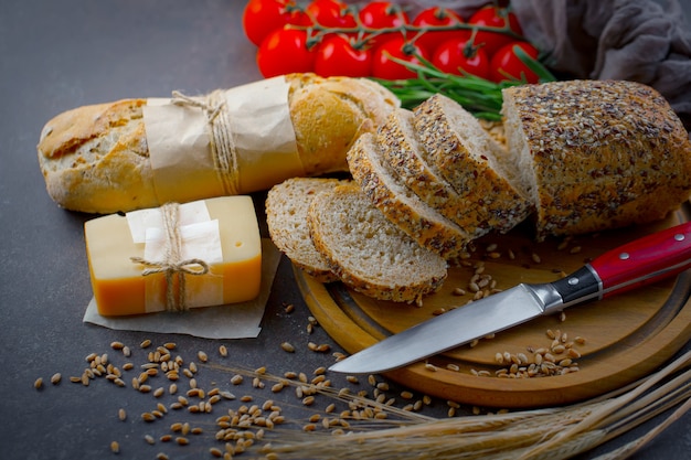 Pane prodotti sul tavolo in composizione