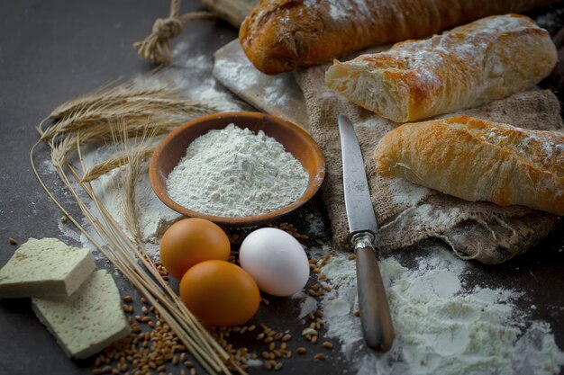 Pane prodotti sul tavolo in composizione