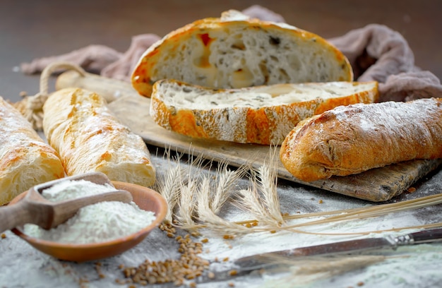 Pane prodotti sul tavolo in composizione