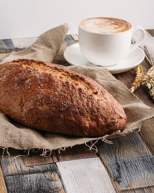 pane profumato su fondo in legno