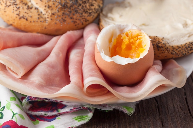 pane, prosciutto e uova