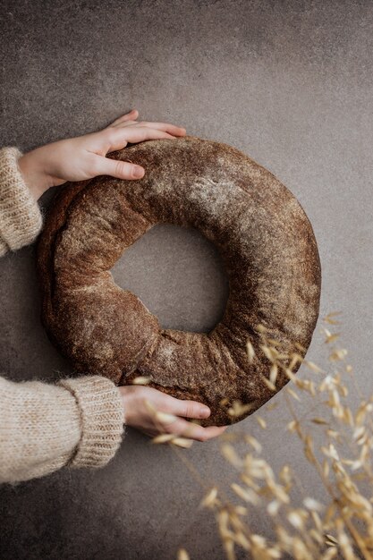 Pane rotondo senza lievito nelle mani dei bambini.