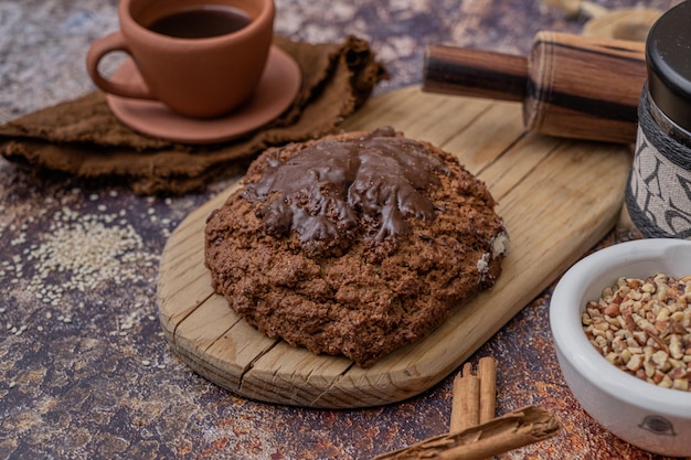 Pane rustico dolce fatto in casa in un tavolo, complemento con una tazza di caffè, pezzo da forno tradizionale