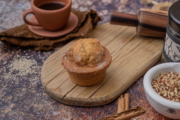 Pane rustico dolce fatto in casa in un tavolo, complemento con una tazza di caffè, pezzo da forno tradizionale