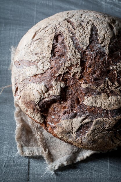 Pane rustico e fatto in casa con diversi cereali