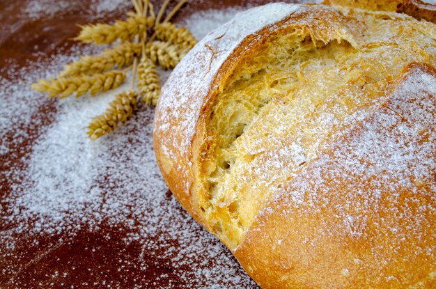 Pane rustico sul tavolo di legno