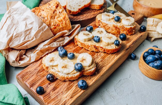 Pane sano di grano saraceno con burro di arachidi, banana e mirtillo