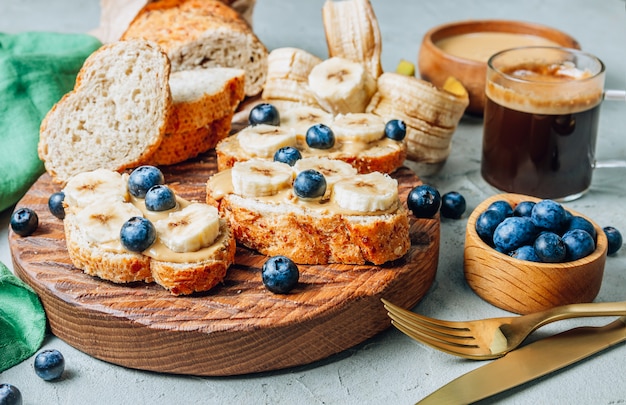 Pane sano di grano saraceno con burro di arachidi, banana e mirtillo