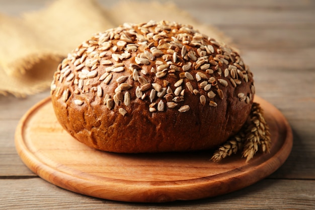 Pane scuro appena sfornato su un tavolo di legno