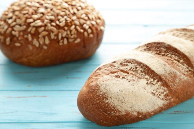 Pane scuro appena sfornato sulla tavola di legno blu