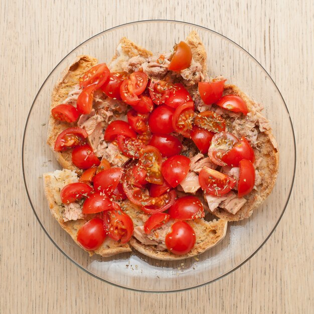 Pane secco chiamato freselle con tonno e pomodori