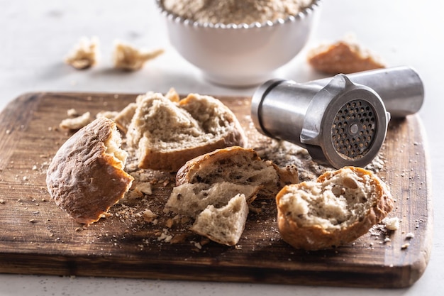 Pane secco pronto da macinare sul pangrattato