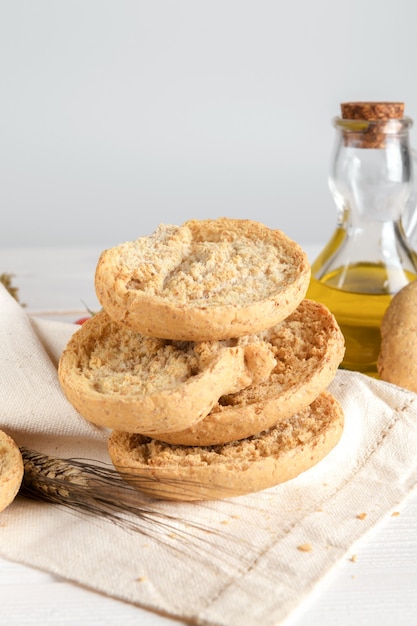 Pane secco tipico pugliese chiamato friselle all'olio d'oliva